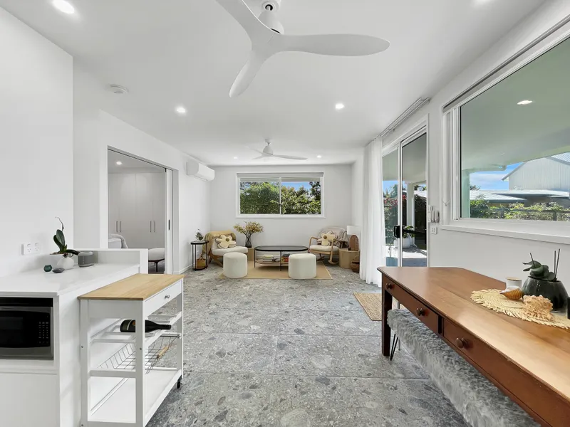 Stunning Fully Furnished Self Contained Unit Just a Stones Throw to The Beach!