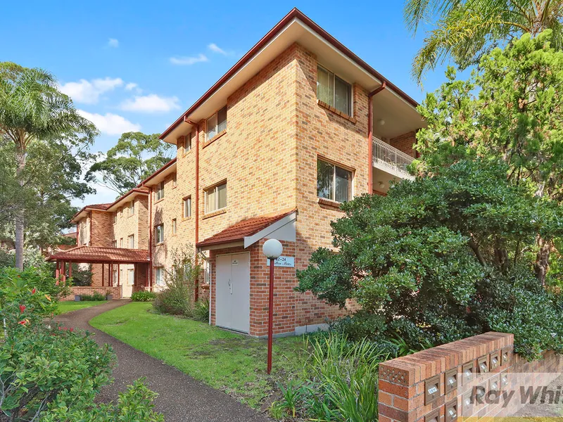 Spacious Unit In Convenient Location!!