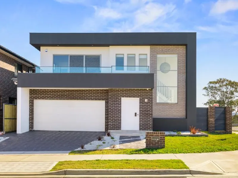 MODERN & SPACIOUS 4 BEDROOM HOME