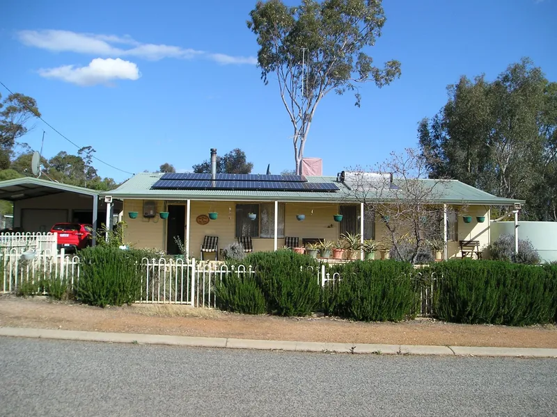3 bedroom house for sale in quiet street close to shops