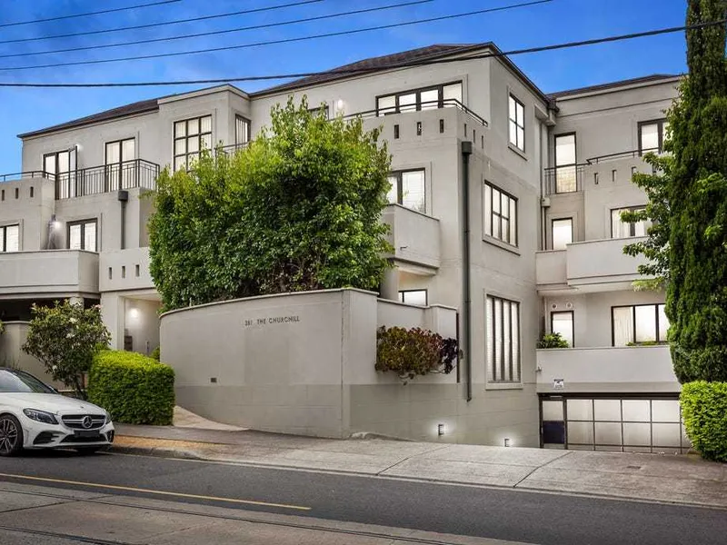Spacious Courtyard Apartment with Two Carparks