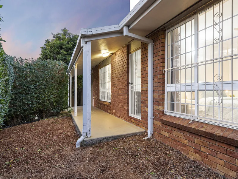 Private brick home just a few minutes walk from Clifton Hill Peace Park