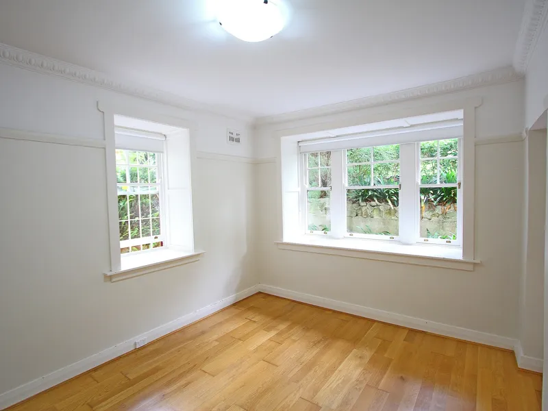 SPACIOUS CHARACTER 2BR - WALK TO FERRY
