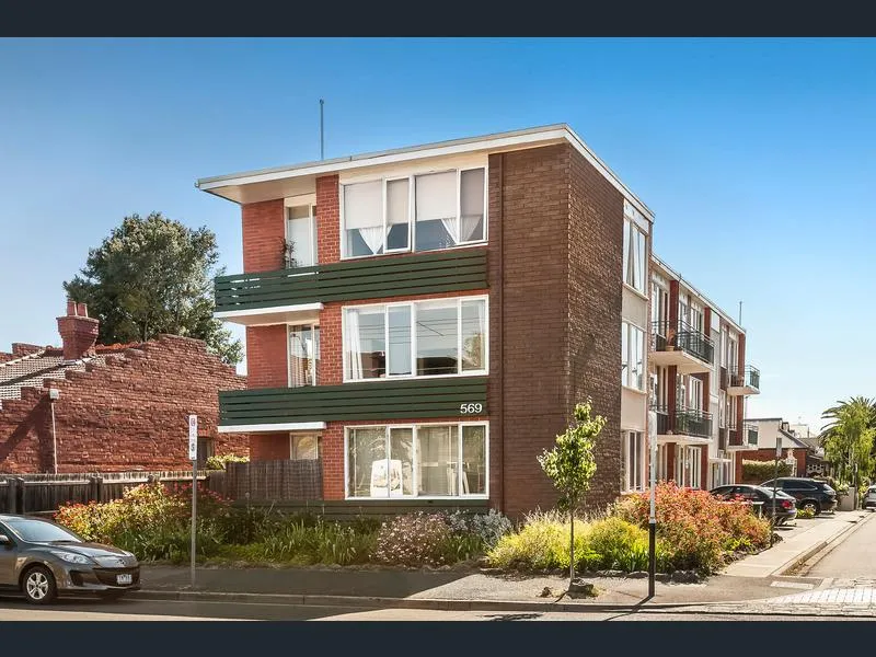 OVERSIZED 1 BEDDER 54m2! Immerse yourself in the Armadale lifestyle! Recently Refreshed Property!
