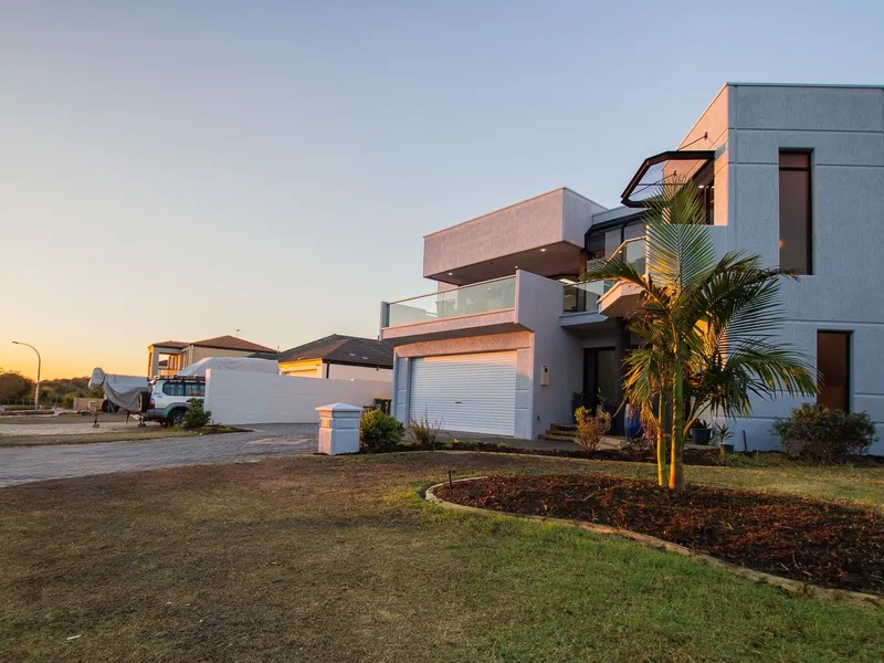 Beachfront - Ocean Views Spacious home - Pool - 4 car Garage - external large shed