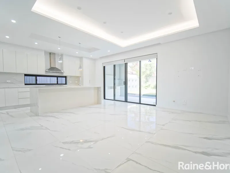 DESIGNER HOME - PERFECT FOR A LARGE FAMILY