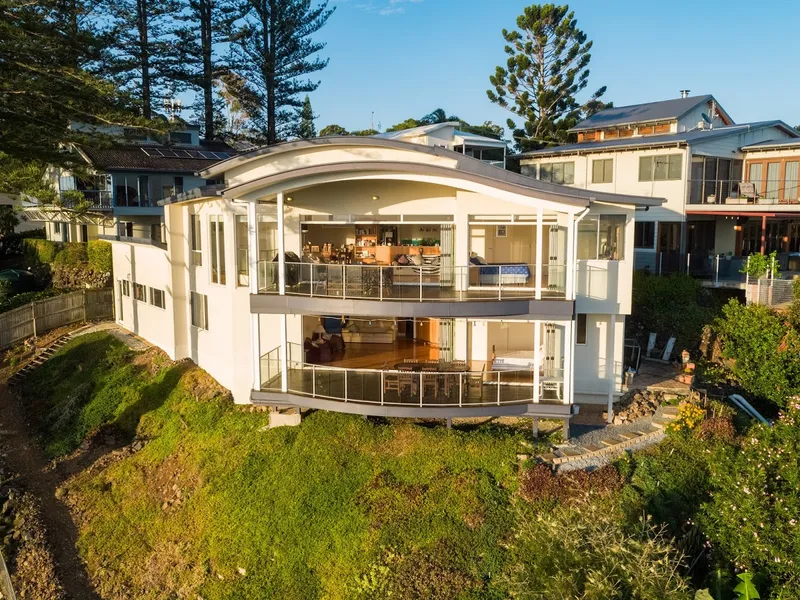 ONLY 850M TO KIRRA BEACH AND WITH WIDE OCEAN, BEACH, RIVER VIEWS FROM COOLANGATTA HILL