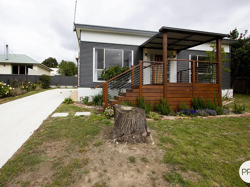 NEWLY RENOVATED 2-BEDROOM HOME CENTRAL TO CRESWICK
