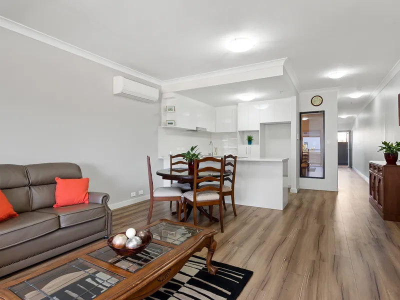 EXECUTIVE APARTMENT STYLE LIVING - LOCATED PERFECTLY BETWEEN THE CBD & THE SEA 