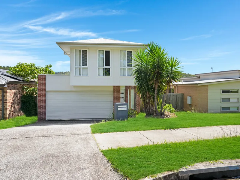 Fantastic Modern 4 Bed Home - Quiet Street - No neighbours to immediate front or back