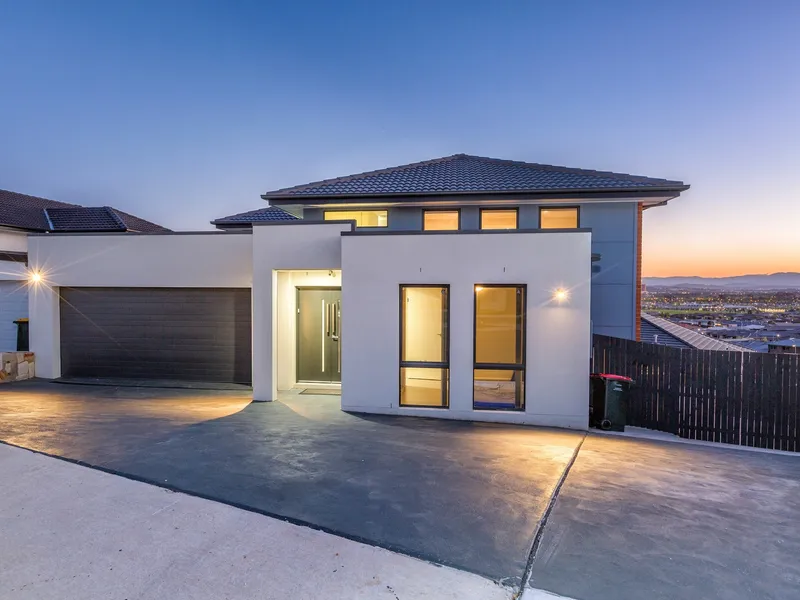 Fantastic Home with Stunning Views of Entire Canberra !