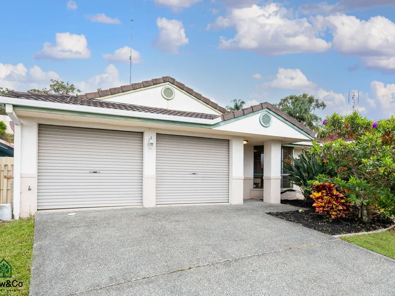 Spacious Single Level Family Home with Massive Living Area - DO NOT MISS THIS OPPORTUNITY !