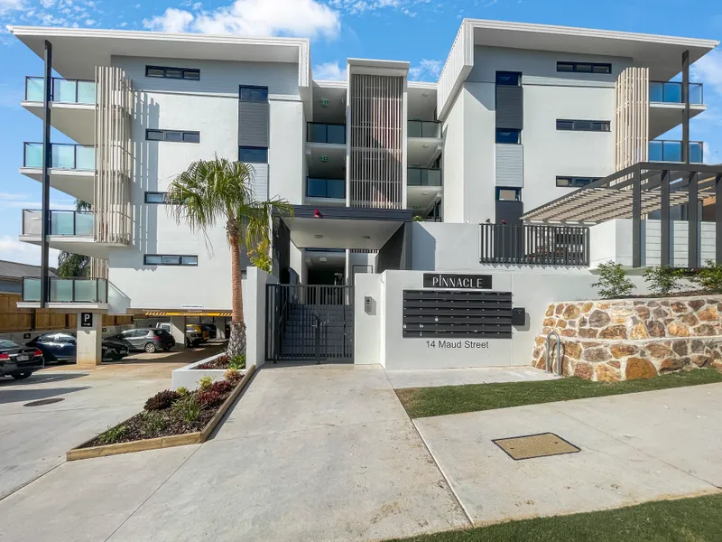 Modern & Luxurious 2 Bedroom/2 Bathrooms/ 1 Secure Lockup Parking