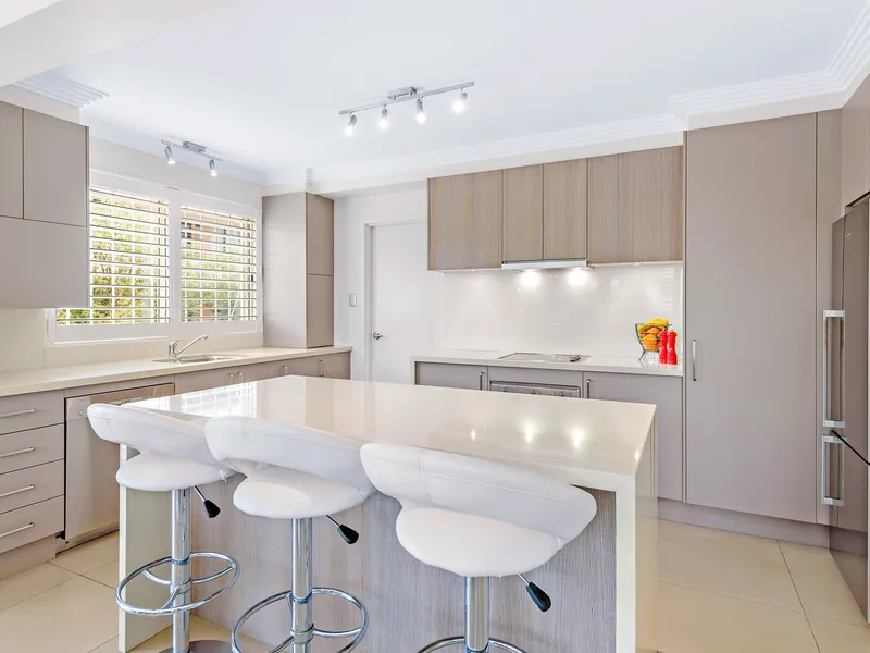 HELEN'S AT BONDI BEACH-3 Bed Sleeps 6 with secure lock up garage