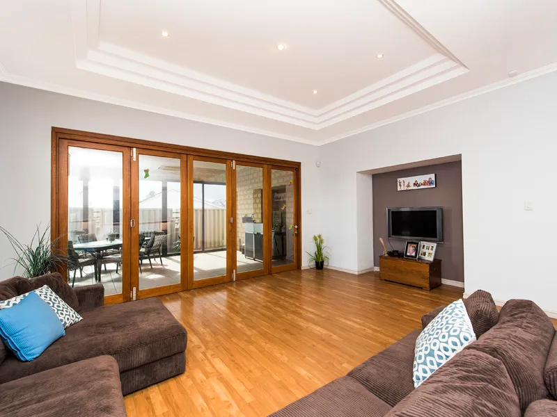 SPACIOUS FAMILY HOME - COASTAL LOCATION