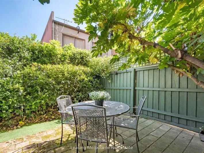 ENJOY THE LEAFY COURTYARD