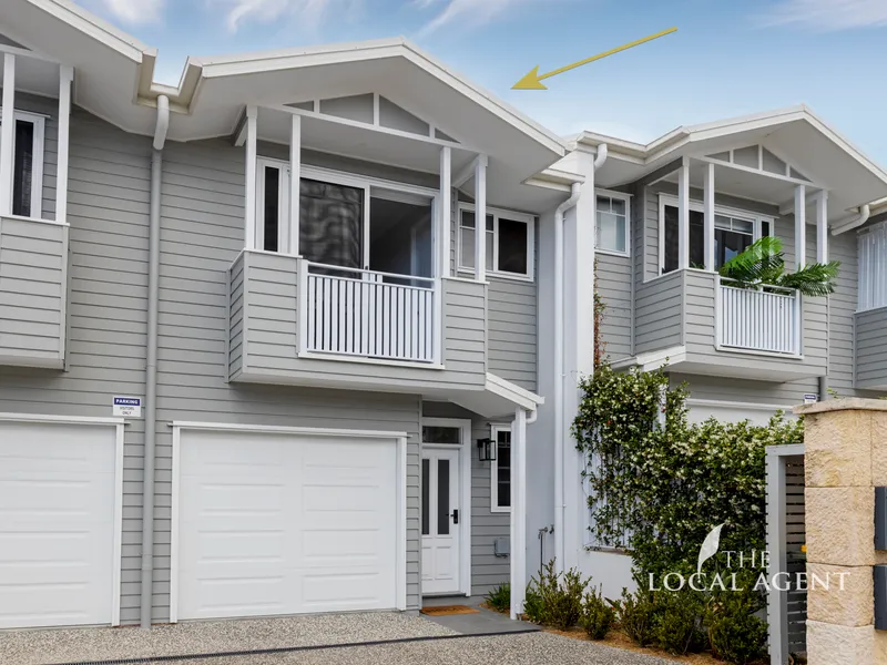 STUNNING HAMPTONS STYLE TOWNHOUSE!