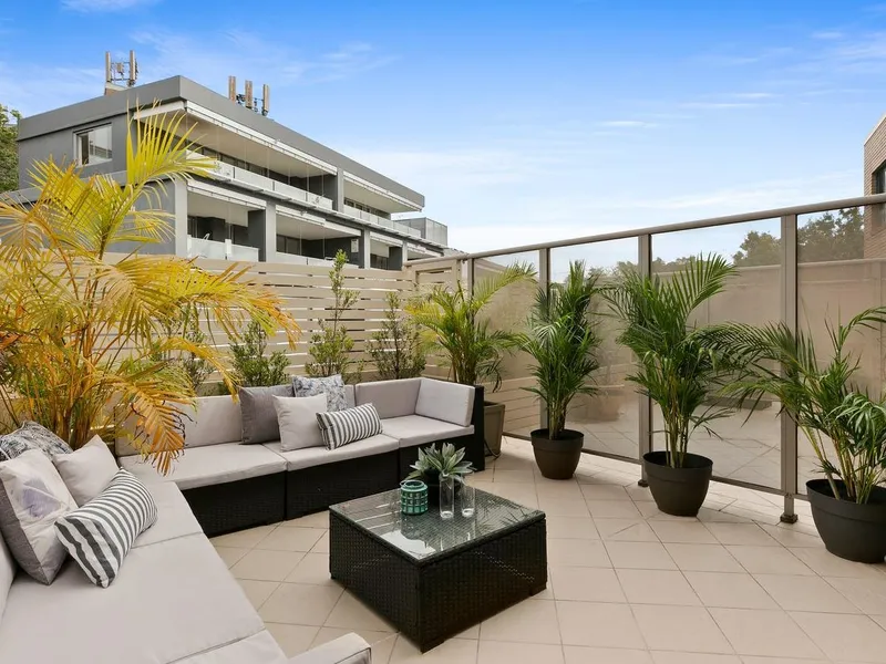 A Fabulous 117sqm, Sun-Filled Two Level Apartment With Oversized Outdoor Entertaining Areas