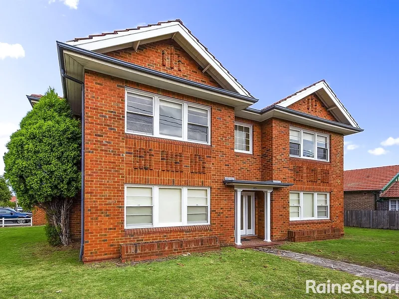 Art-Deco Two Bedroom Apartment in Maroubra Junction 