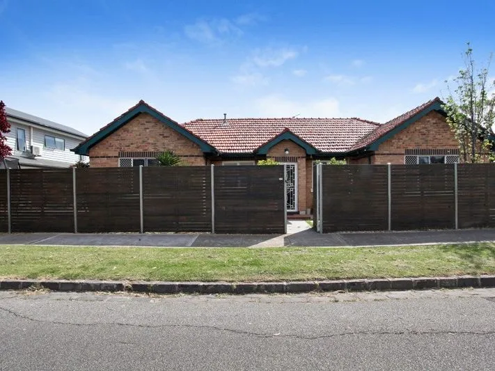 PERFECT FAMILY HOME AND HOME OFFICE COMBO!