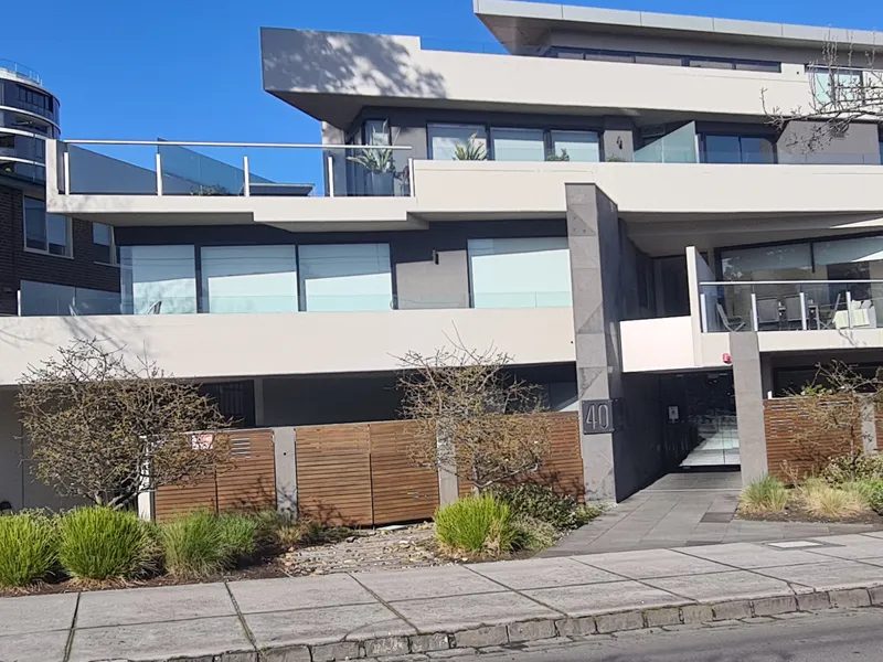 Spacious 2 Bedroom Apartment with Beautiful Natural Lighting