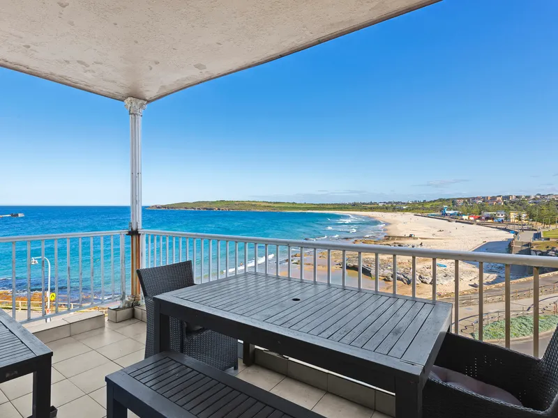 Stunning Front Row Maroubra Beach Views, Top Floor Two Bed Apartment