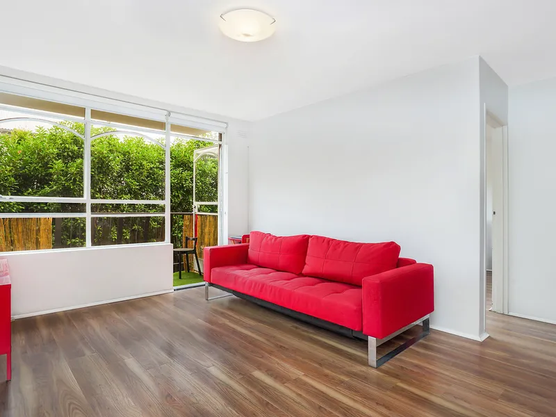 Spacious and private apartment in a handy enclave