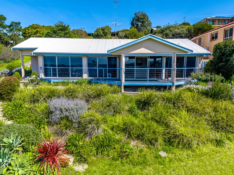 ELEVATED ALLOTMENT: EMBRACING RURAL TRANQUILITY AND MESMERISING SEA VIEWS