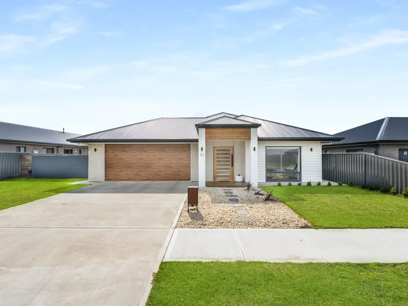 Exquisite modern luxury family home nearby the Blue Lake with fabulous outdoor entertaining