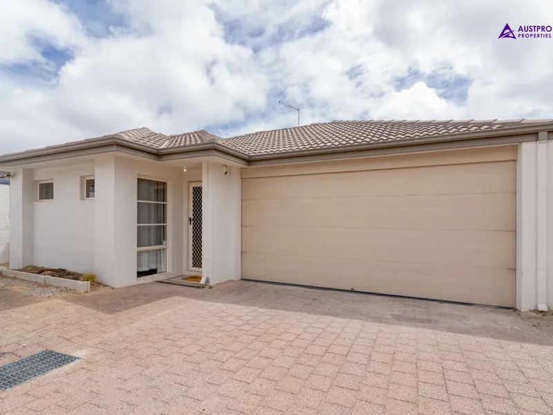 STUNNING REAR & PRIVATE VILLA WITH NO STRATA FEES!!!