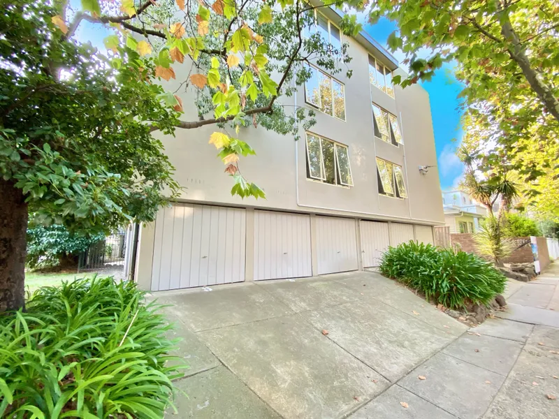 FRESHLY PAINTED TOP FLOOR APARTMENT FILLED WITH NATURAL LIGHT! | HODGES CAULFIELD