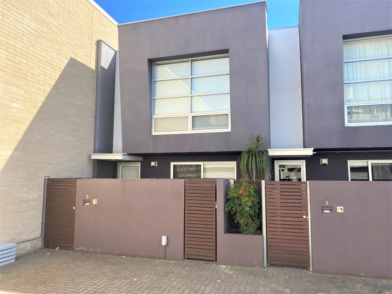 MODERN & STYLISH HOME, SO CLOSE TO THE CBD!