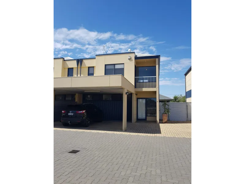 MODERN TOWNHOUSE BEHIND SECURE ELECTRIC GATE