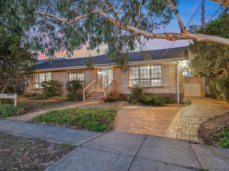 BRIGHT FAMILY HOME IN GLEN WAVERLEY SECONDARY COLLEGE AND GLENDAL PRIMARY SCHOOL CATCHMENTS (STSA)