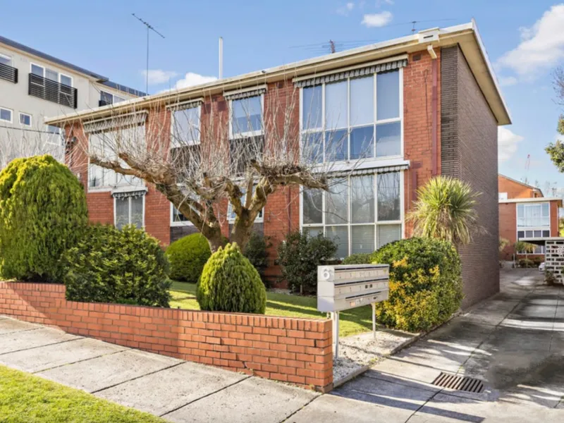 Sun Filled Apartment in Outstanding Location