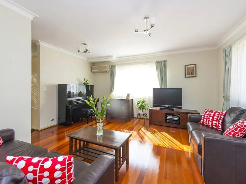 Light-filled townhouse in sought-after setting