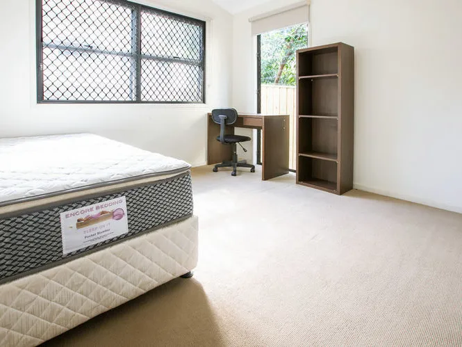 Fully furnished w/ all bills included! Walk to UQ St Lucia!