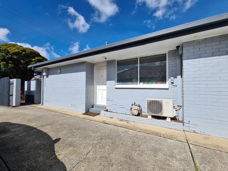 Spacious 2 Bedroom Unit with a Courtyard