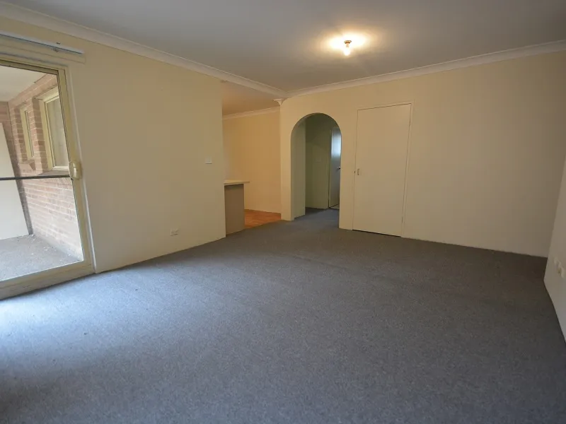 WALK TO STATION, STOCKLAND SHOPPING CENTRE, SCHOOLS AND PARKS!!!