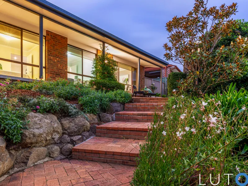 Turn Key Abode With Stunning Valley Views 