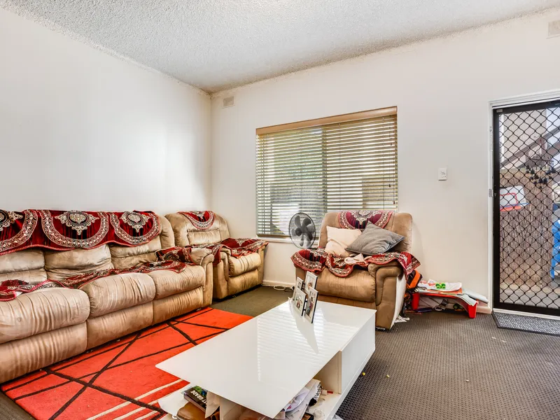 Easy & Convenient Unit Living A Stone's Throw To Great Local Amenities