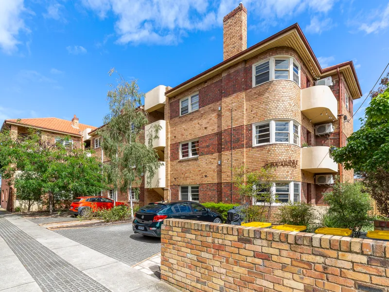 Stones throw from St Kilda beach!