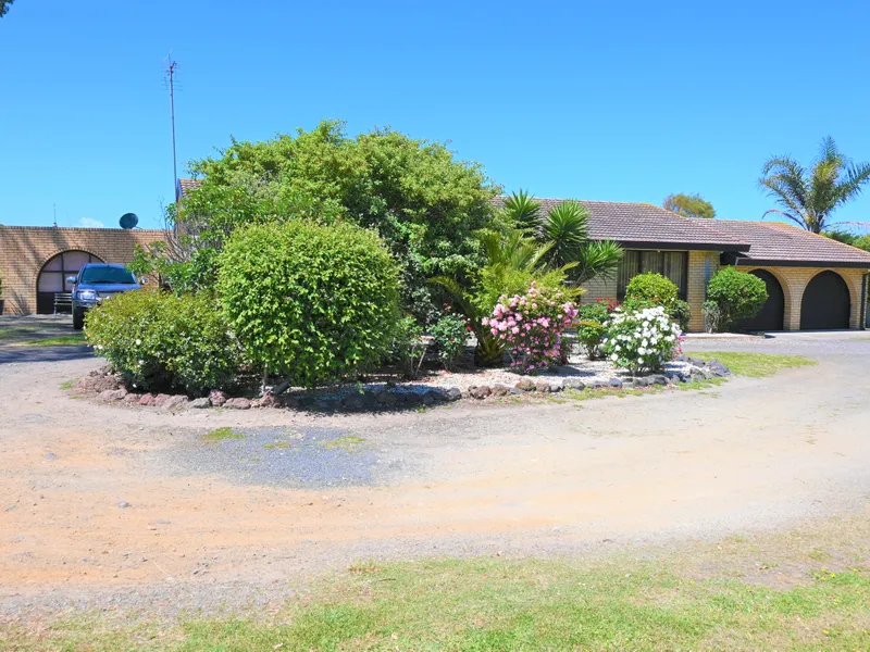 10 GREEN ACRES – THE PLACE TO BE!!