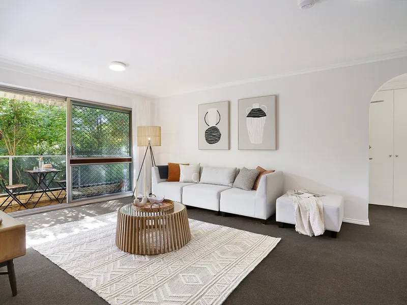 Sundrenched apartment in ultra-convenient locale