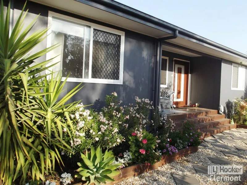 RARE LUXURY HOME WITH SEPARATE GUEST ACCOMMODATION ON 1 ACRE!!