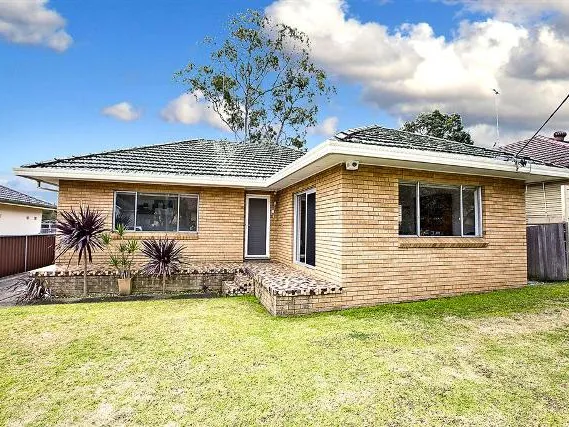 WALKING DISTANCE TO NEPEAN HOSPITAL & KINGSWOOD TRAIN STATION