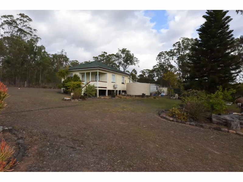 WORKERS COTTAGE PERFECTLY LOCATED CLOSE TO TOWN ON 3 ACRES
