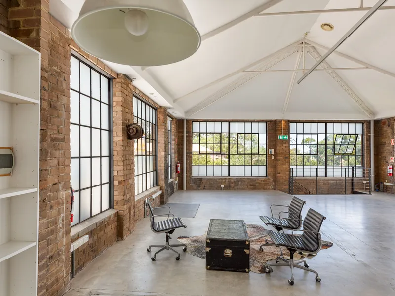 Unique & versatile whole warehouse building