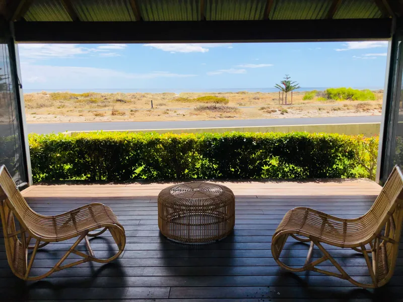 Ocean frontage!! Direct access to beach!!