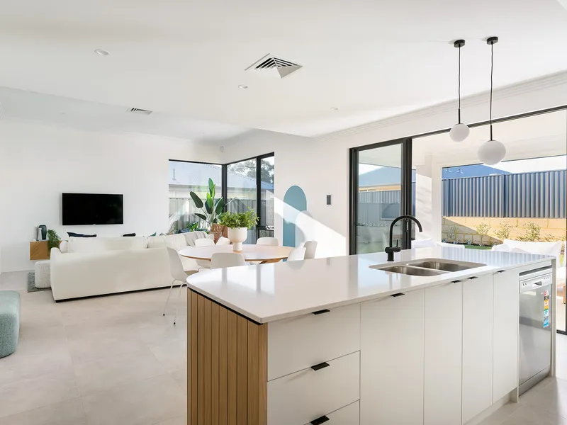 2 mins to the beach! Hurry!